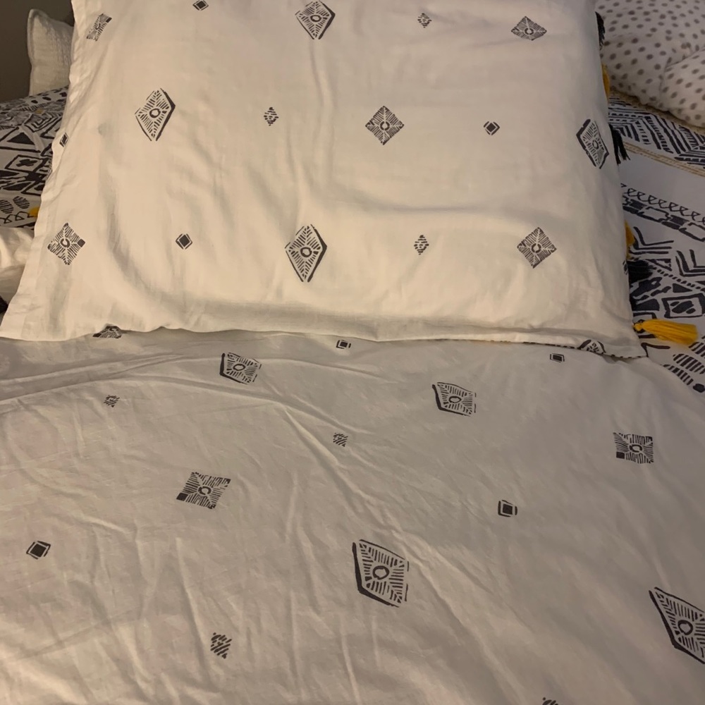 Anthropologie full duvet and two matching shams - Picture 2 of 9